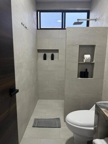 a bathroom with a toilet and a shower at Hospedaje Zerimar in Puerto Baquerizo Moreno