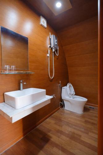a bathroom with a white sink and a toilet at New Sky Homestay in Chợ Phước Hải