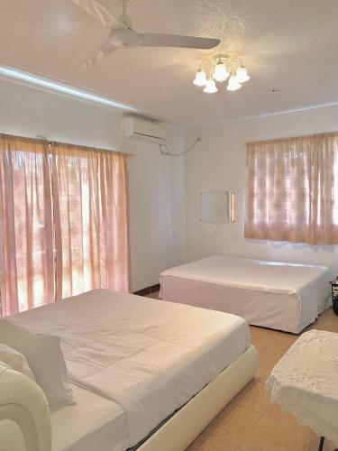 מיטה או מיטות בחדר ב-Paradise First Hotel