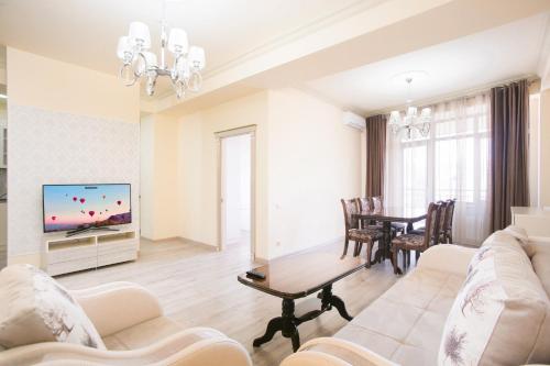 Central Cozy 2-BR with Balcony