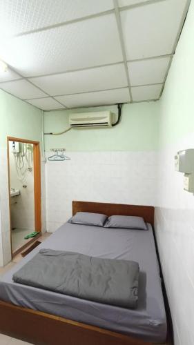 a bedroom with a bed in a room at Hotel Changlun B in Bukit Kayu Hitam