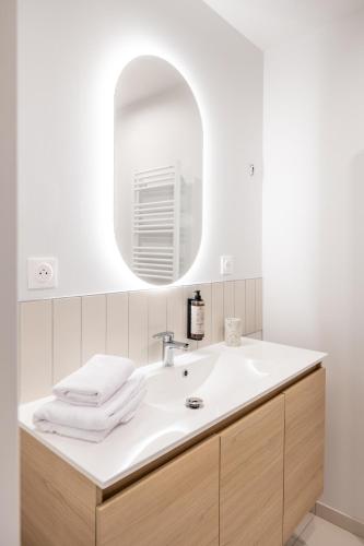 a bathroom with a sink and a mirror at Le PIC in Clermont-Ferrand