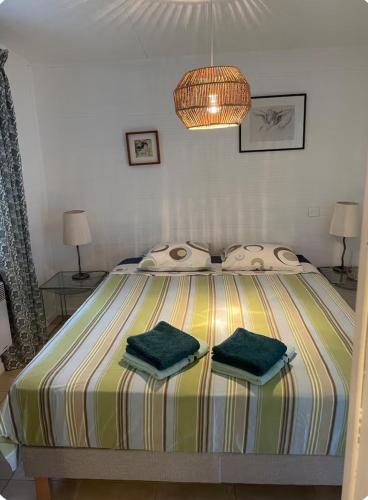 a bedroom with a bed with two green towels on it at Chioselle in Chiatra