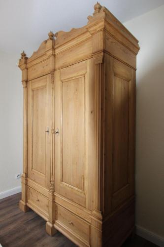 a wooden cabinet in the corner of a room at Borby-EG-Nr-2 in Haby