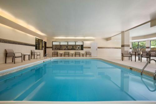 a large swimming pool with chairs and tables at Courtyard by Marriott Springfield in Springfield