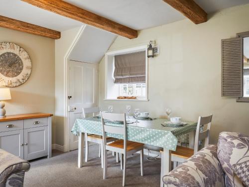 a kitchen and dining room with a table and chairs at Hayy Bondgate Cottage in Harewood