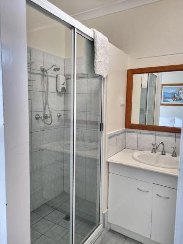 a bathroom with a shower and a sink at Ongerup Hotel in Ongerup