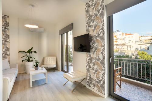 A Cozy Modern Stay with Sunny Balcony near Kalamata Center