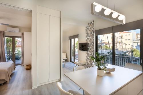 A Homes Greece - Kalamata Balcony Apartment
