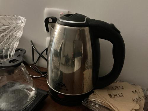a black tea kettle sitting on top of a table at روڤان in Hafr Al-Batin