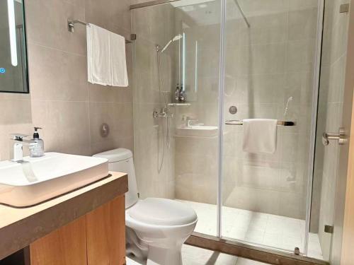 a bathroom with a shower and a toilet and a sink at Zhangjiajie Homeinn Hotel- New Hotel,Free Breakfast, Free Self-Service Laundry & Drying, Attraction Tickets Serivce in advance,Toursim info in Zhangjiajie