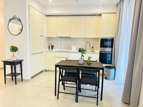Two bed unit at Nova By DEVTRACO tesisinde mutfak veya mini mutfak