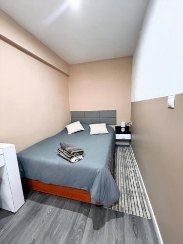 a bedroom with a bed with towels on it at Avenue Rooms in Valencia