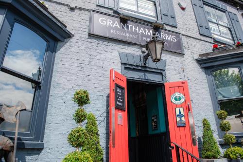 Grantham Arms — Facade/entrance
