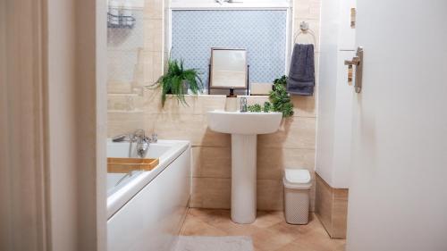 Near Uni and Hospital - Long Stays - Fast Wi-Fi - 15 Mins to City photo 8