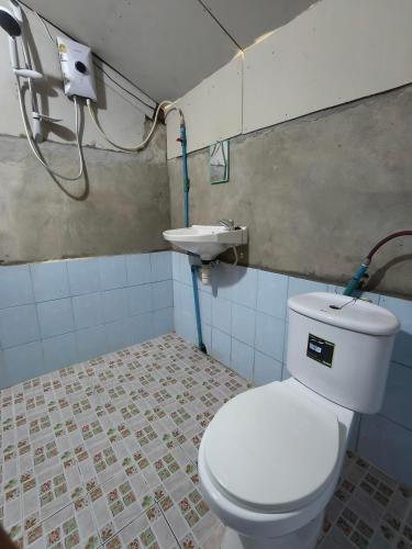 a bathroom with a toilet and a sink at Noupad sunset Guesthouse in Don Det