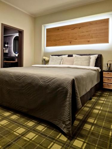 a bedroom with a large bed with a large window at Pension Villa Grün in Zwickau