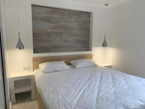 Spacious townhouse two bedrooms near by the lifts