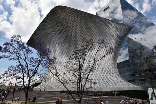 a building with a lot of people in front of it at Nejapa Irrigación Embajada Americana in Mexico City