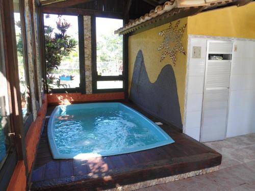 a jacuzzi tub in a room in a house at Pousada Canto das Aguas in Serra do Cipo