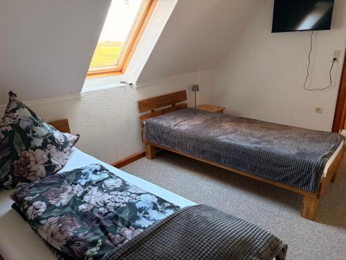 a bedroom with two beds and a window at Ferienwohnung Weitblick in Großheide