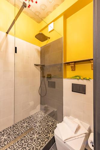 a bathroom with a shower and a toilet and yellow walls at Family Apartment History 5 Gäste Air Condition Parken Frei in Munich