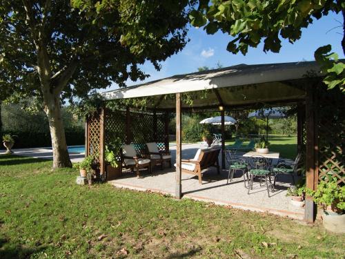 コルトーナにあるModern Holiday Home in Cortona with Poolのガゼボ(テーブルと椅子付)