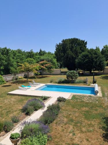 Piscina a La Maronniere o a prop