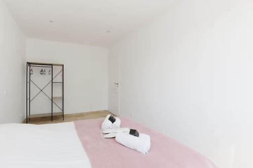 a bedroom with a bed with two white towels at Les cinq soleils in Roquebrune-sur-Argens