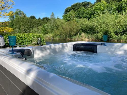 a jacuzzi tub in the backyard of a house at Scandinavisch Nr. 221 | 8 Pers. Jacuzzi in Zeewolde