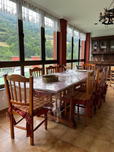 a dining room with a large table and chairs at Casa Luisín Jacuzzi exterior Casa completa 10 personas in El Pino