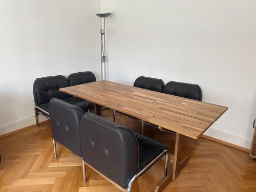 Private Room Basel - 8 min walk to Basel SBB station - Garden Access