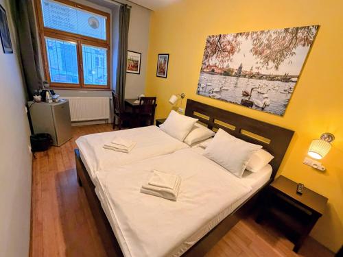 Una cama o camas en una habitación de Central Studios