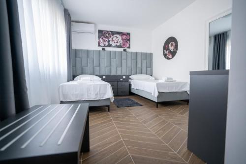 a hospital room with two beds and a bench at Sobe Biser Dunava - smještaj uz Dunav in Vukovar