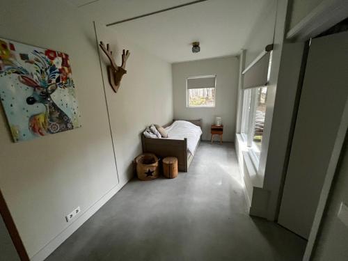 a room with a couch and a painting on the wall at Bonte Specht in Otterlo