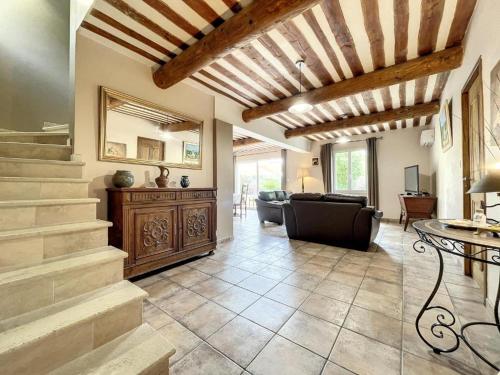 Maison LEA في بيدوان: غرفة معيشة بها درج وأريكة
