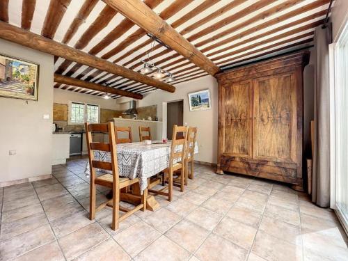 Maison LEA في بيدوان: مطبخ وغرفة طعام مع طاولة وكراسي