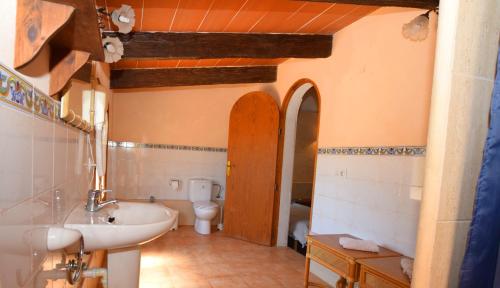 ein Badezimmer mit Waschbecken und Toilette in der Unterkunft Can Bril in Campos