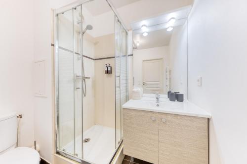 a bathroom with a shower and a sink at L'Écrin Piano, chic near Paris in Asnières-sur-Seine