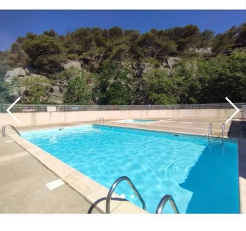 une grande piscine avec une montagne en arrière-plan dans l'établissement Falaise, à Narbonne-Plage