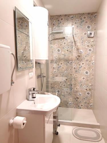 Foto Quiet Modern Apartment near Knez Mihailova 3