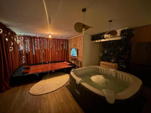 Maison M Saphir love Room jacuzzi