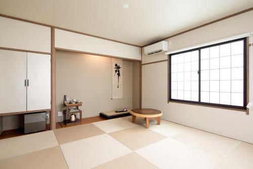 a room with a table and a window at Shirahama no Yado Daigo in Shirahama