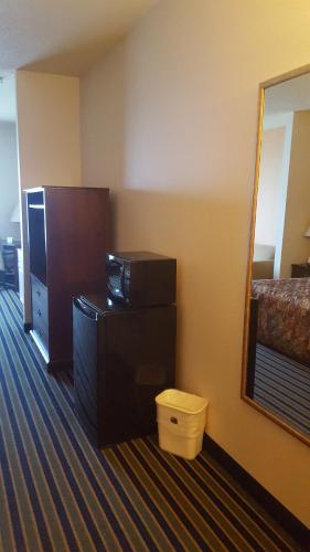 a hotel room with a desk and a mirror at The Rutledge Inn in Luverne