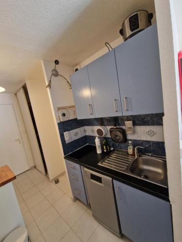 eine kleine Küche mit Spüle und Arbeitsplatte in der Unterkunft Studio DOUILLET in Aix-en-Provence