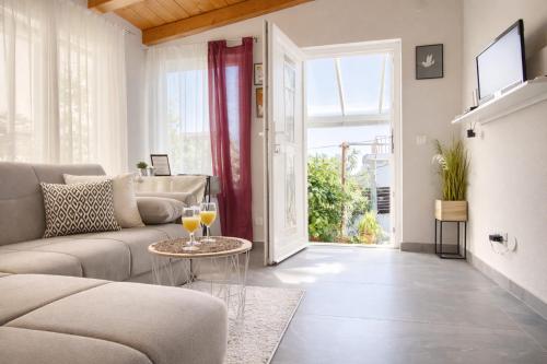 Sunny Garden House Julija - 2 min to beach