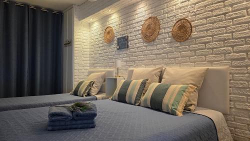 a bedroom with a bed and a brick wall at Brisa al Mar in Bellreguart