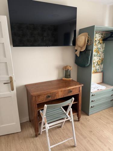 a desk and a chair in a room with a closet at Apartamento La Sabina in Reinosa