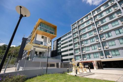 a large building with a street light in front of it at Propify Central Serviced Residence in Ban Ket Ho