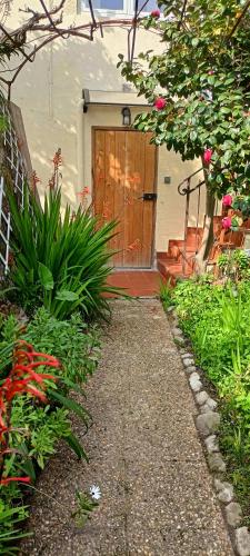 une porte d'entrée d'une maison avec des fleurs et des plantes dans l'établissement Belvédère, à Menton